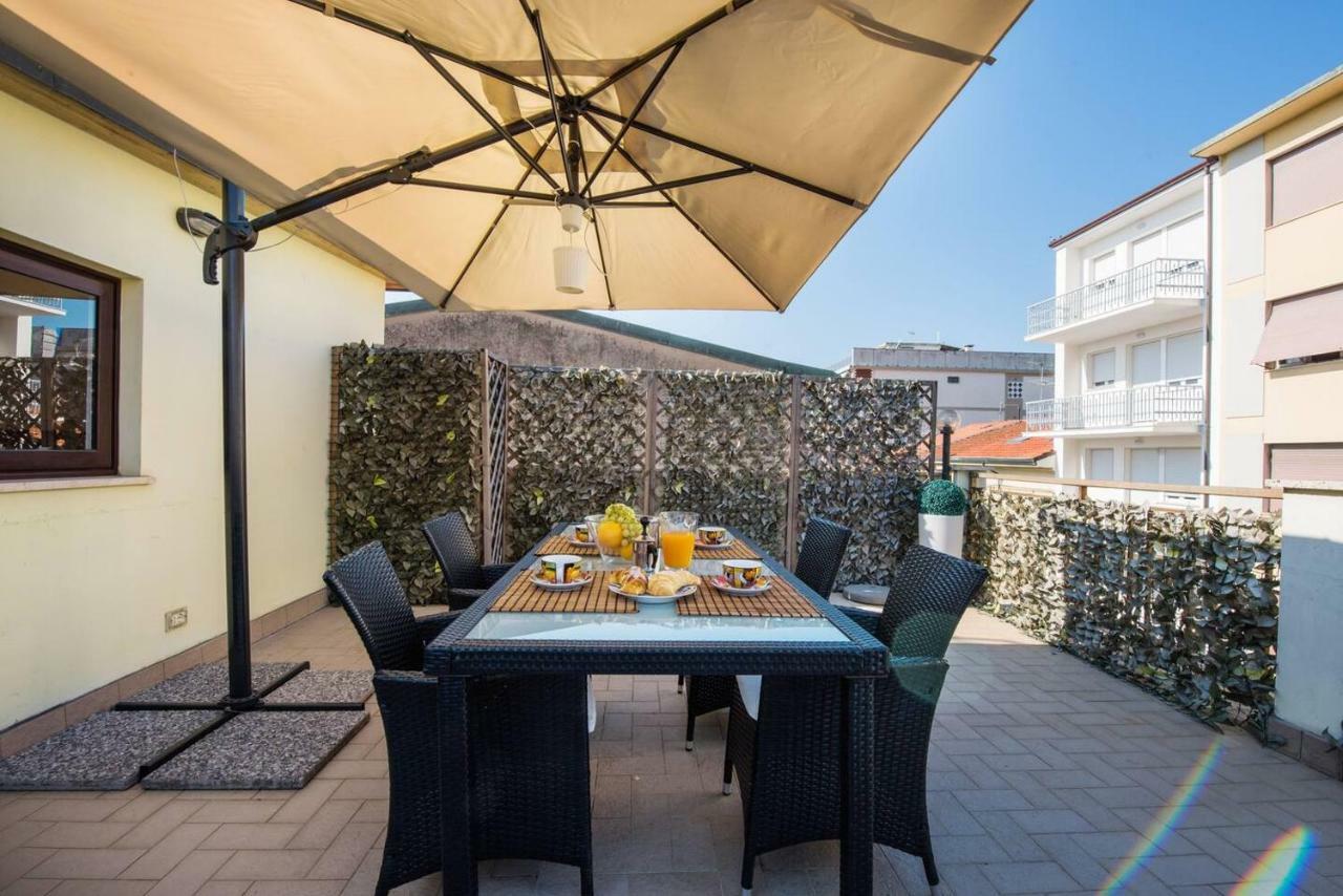 Altido Apt For 8 With Huge Terrace In Old Town Of Viareggio Exterior foto